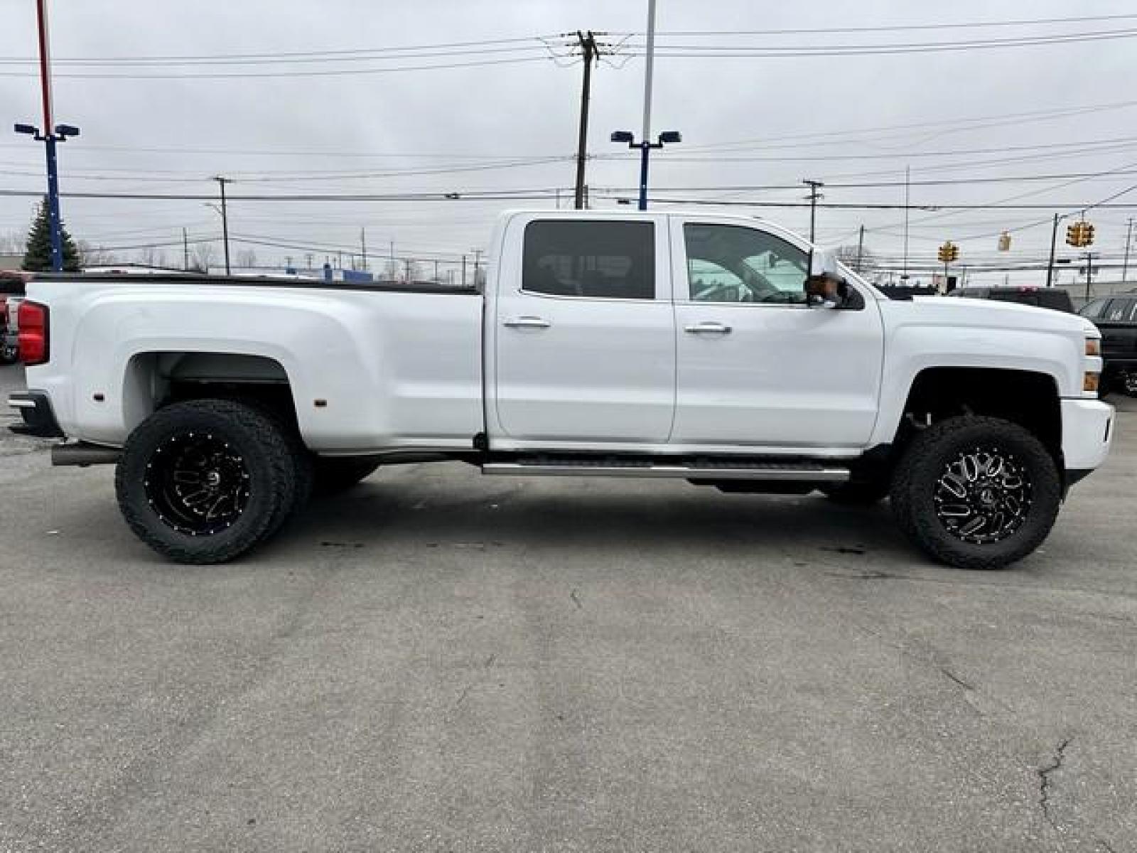 2017 WHITE CHEVROLET SILVERADO 3500 HD (1GC4K0EY7HF) with an V8,6.6L(403 CID),OHV engine, AUTOMATIC transmission, located at 14600 Frazho Road, Warren, MI, 48089, (586) 776-3400, 42.485996, -82.974220 - Photo #4