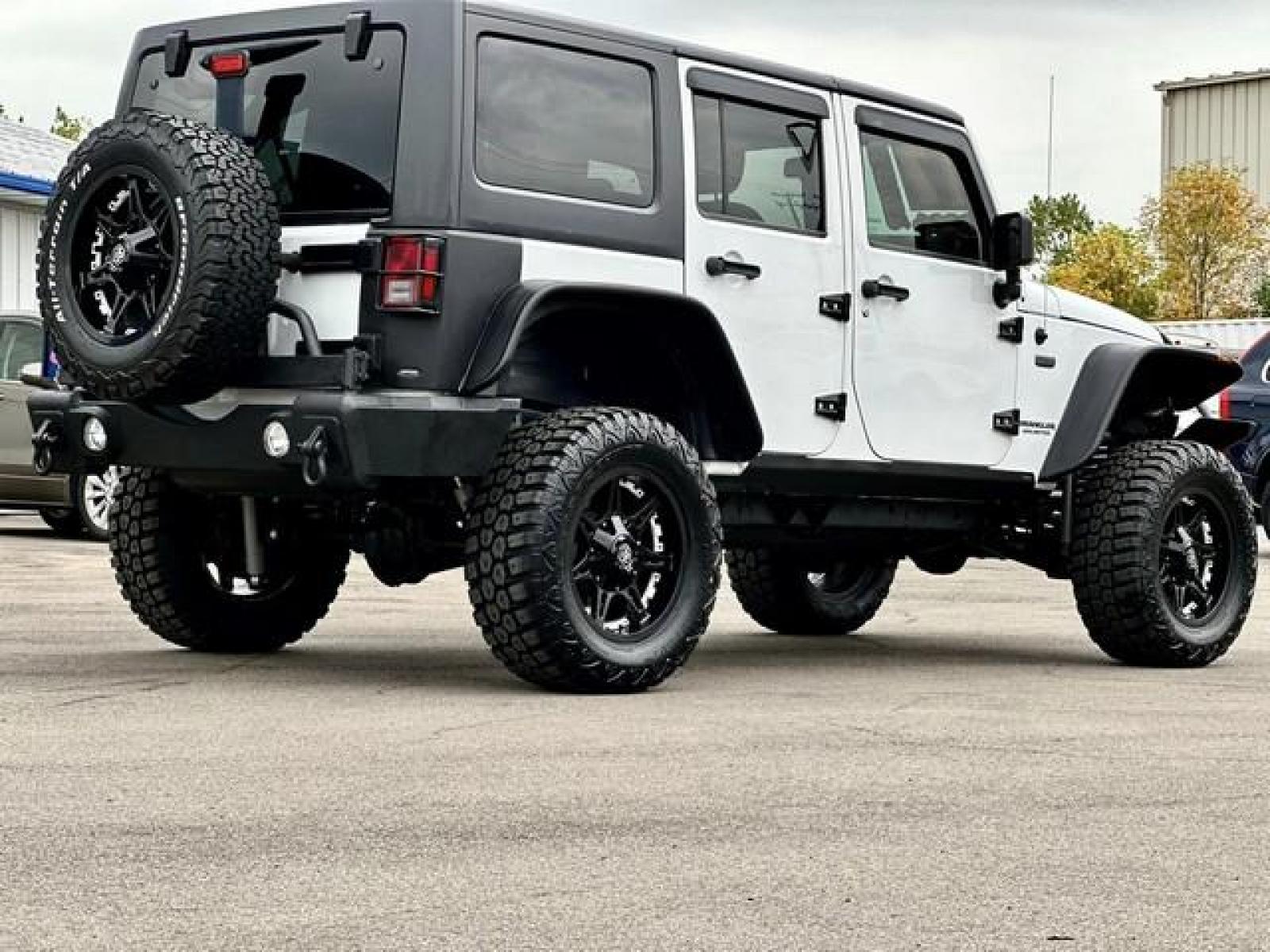 2017 WHITE JEEP WRANGLER (1C4BJWEGXHL) with an V6,3.6L(220 CID),DOHC engine, AUTOMATIC transmission, located at 14600 Frazho Road, Warren, MI, 48089, (586) 776-3400, 42.485996, -82.974220 - Photo #4