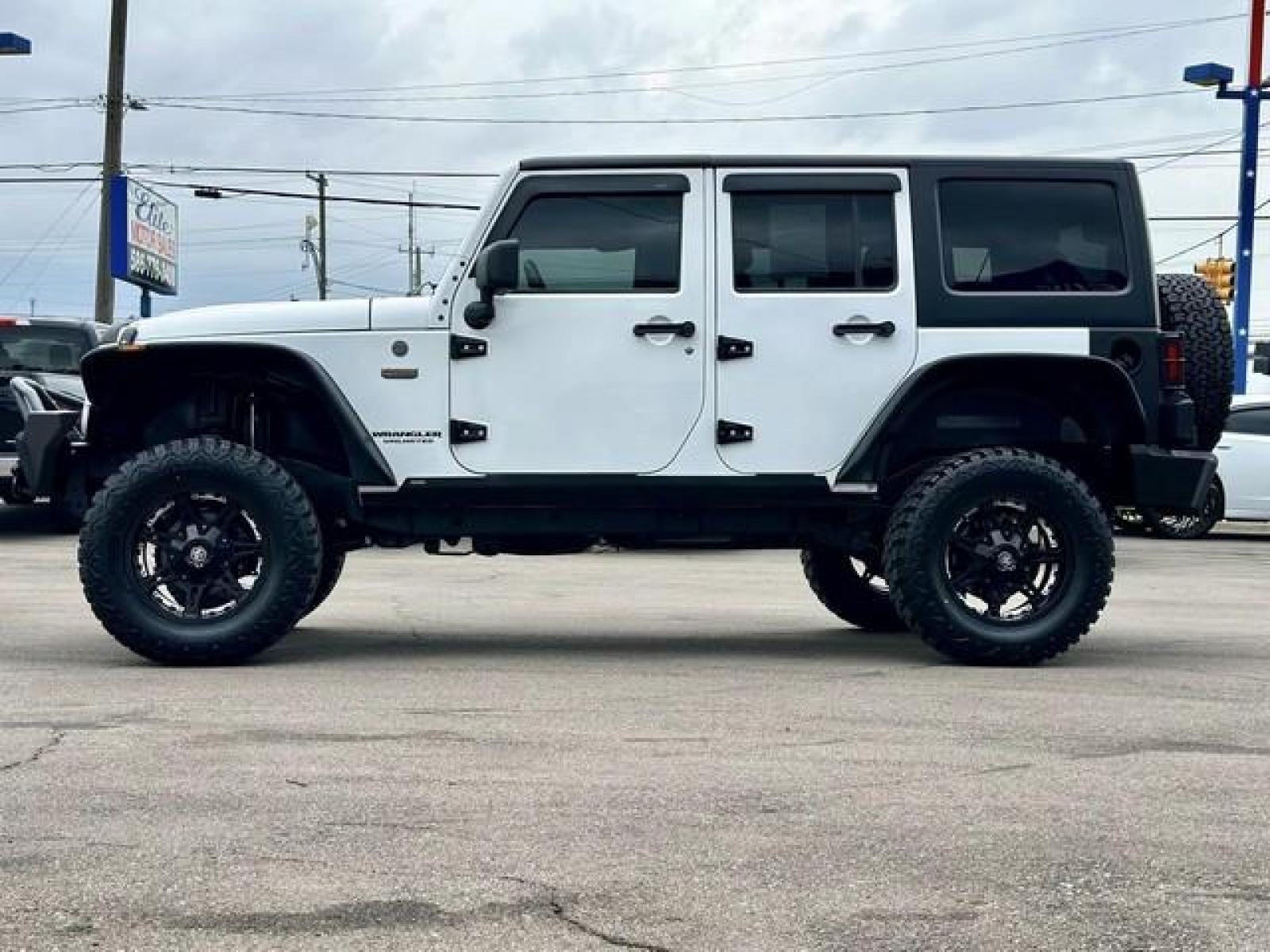 2017 WHITE JEEP WRANGLER (1C4BJWEGXHL) with an V6,3.6L(220 CID),DOHC engine, AUTOMATIC transmission, located at 14600 Frazho Road, Warren, MI, 48089, (586) 776-3400, 42.485996, -82.974220 - Photo #8