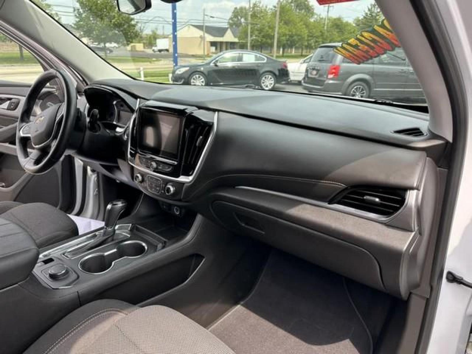 2018 WHITE CHEVROLET TRAVERSE (1GNEVGKW6JJ) with an V6,3.6L(217 CID),DOHC engine, AUTOMATIC transmission, located at 14600 Frazho Road, Warren, MI, 48089, (586) 776-3400, 42.485996, -82.974220 - Photo #9