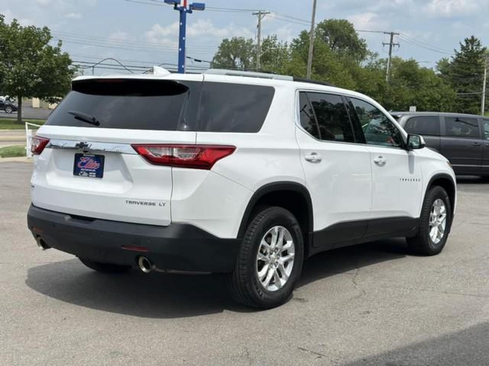 2018 WHITE CHEVROLET TRAVERSE (1GNEVGKW6JJ) with an V6,3.6L(217 CID),DOHC engine, AUTOMATIC transmission, located at 14600 Frazho Road, Warren, MI, 48089, (586) 776-3400, 42.485996, -82.974220 - Photo #4