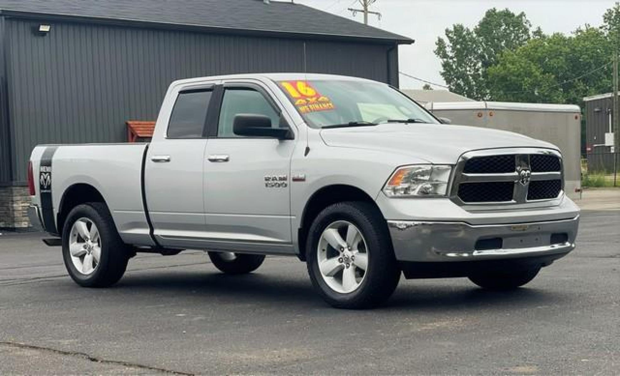 2016 SILVER RAM 1500 (1C6RR7GT0GS) with an V8,5.7L(345 CID),OHV engine, AUTOMATIC transmission, located at 14600 Frazho Road, Warren, MI, 48089, (586) 776-3400, 42.485996, -82.974220 - Photo #3