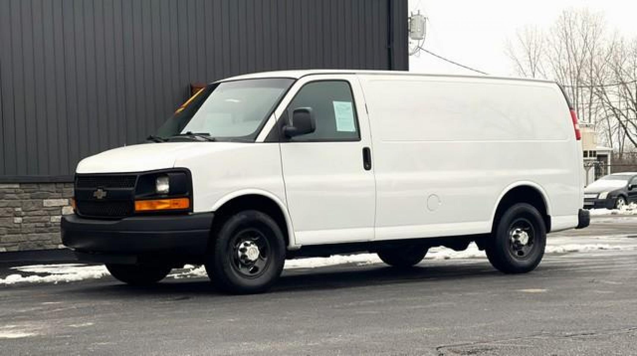 2014 WHITE CHEVROLET EXPRESS 2500 (1GCWGFBA8E1) with an V8,4.8L(294 CID),OHV engine, AUTOMATIC transmission, located at 14600 Frazho Road, Warren, MI, 48089, (586) 776-3400, 42.485996, -82.974220 - Photo #2