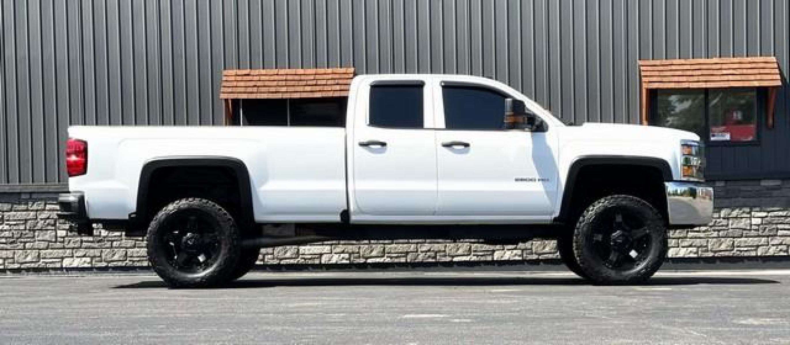 2016 WHITE CHEVROLET SILVERADO 2500 HD (1GC2KUEG5GZ) with an V8,6.0L(364 CID),OHV engine, AUTOMATIC transmission, located at 14600 Frazho Road, Warren, MI, 48089, (586) 776-3400, 42.485996, -82.974220 - Photo #1