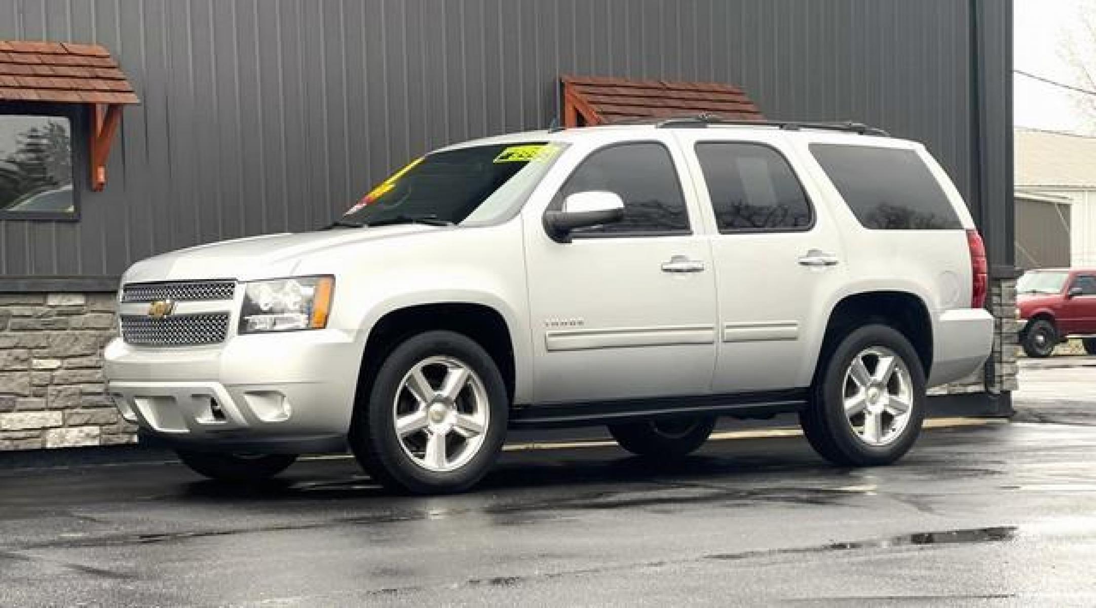 2011 SILVER CHEVROLET TAHOE (1GNSKAE04BR) with an V8,5.3L(325 CID),OHV engine, AUTOMATIC transmission, located at 14600 Frazho Road, Warren, MI, 48089, (586) 776-3400, 42.485996, -82.974220 - Photo #2