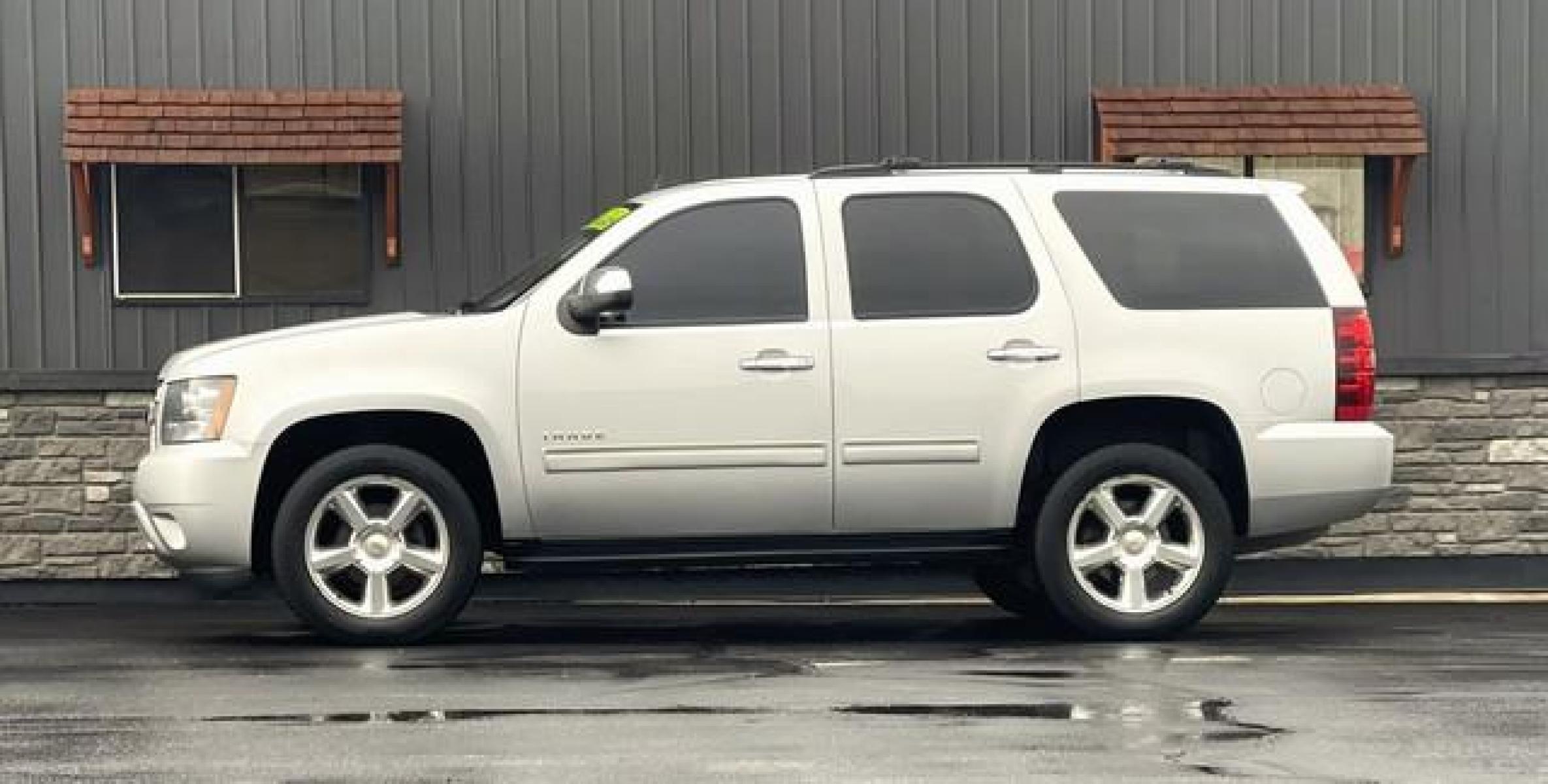 2011 SILVER CHEVROLET TAHOE (1GNSKAE04BR) with an V8,5.3L(325 CID),OHV engine, AUTOMATIC transmission, located at 14600 Frazho Road, Warren, MI, 48089, (586) 776-3400, 42.485996, -82.974220 - Photo #3