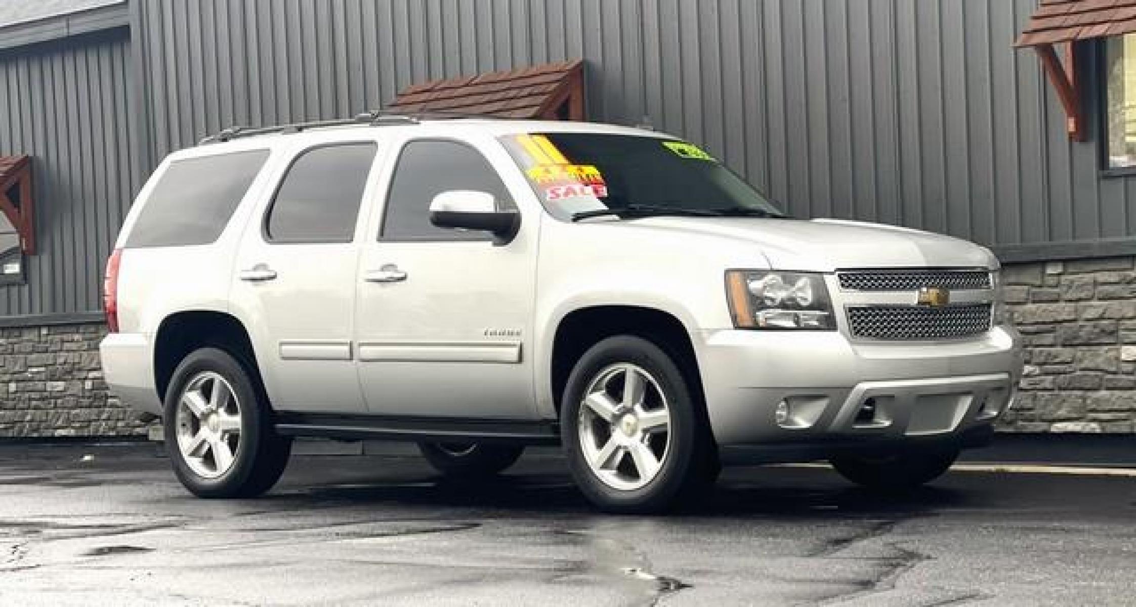 2011 SILVER CHEVROLET TAHOE (1GNSKAE04BR) with an V8,5.3L(325 CID),OHV engine, AUTOMATIC transmission, located at 14600 Frazho Road, Warren, MI, 48089, (586) 776-3400, 42.485996, -82.974220 - Photo #4