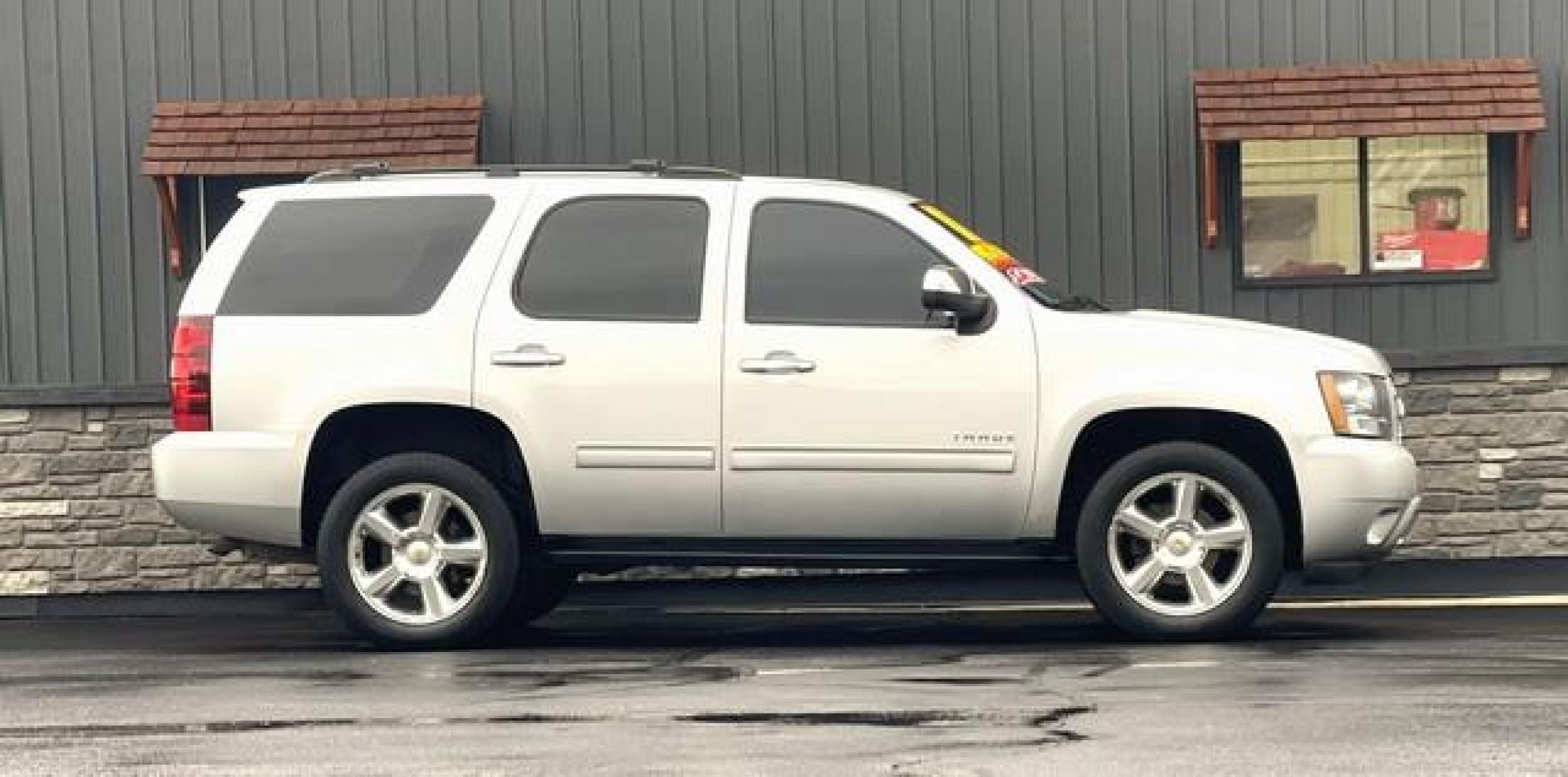 2011 SILVER CHEVROLET TAHOE (1GNSKAE04BR) with an V8,5.3L(325 CID),OHV engine, AUTOMATIC transmission, located at 14600 Frazho Road, Warren, MI, 48089, (586) 776-3400, 42.485996, -82.974220 - Photo #5