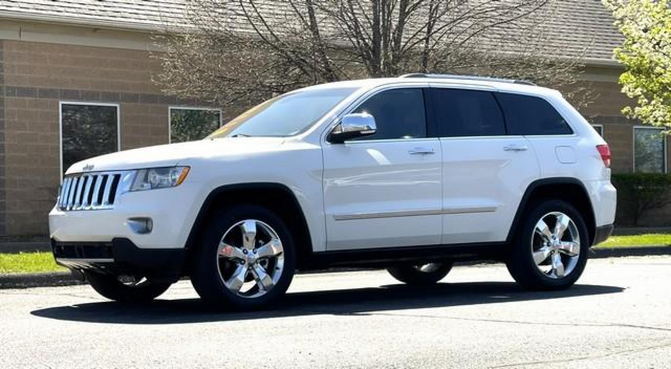 2012 WHITE JEEP GRAND CHEROKEE (1C4RJFCG7CC) with an V6,3.6L(220 CID),DOHC engine, AUTOMATIC transmission, located at 14600 Frazho Road, Warren, MI, 48089, (586) 776-3400, 42.485996, -82.974220 - Photo #2
