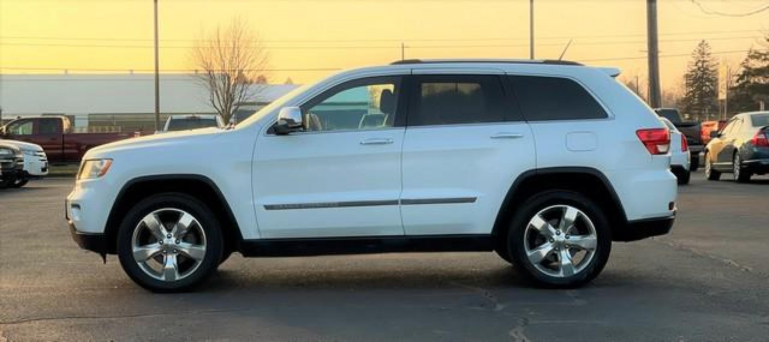 2012 WHITE JEEP GRAND CHEROKEE (1C4RJFCG7CC) with an V6,3.6L(220 CID),DOHC engine, AUTOMATIC transmission, located at 14600 Frazho Road, Warren, MI, 48089, (586) 776-3400, 42.485996, -82.974220 - Photo #3
